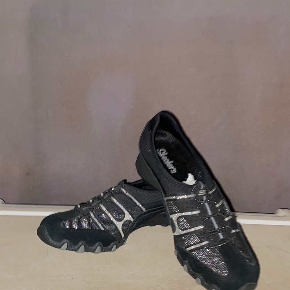 BRAND NEW OUT OF THE BOX, WOMEN’S SLIP IN SKETCHERS SNEAKERS